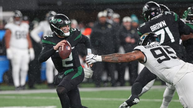 New York Jets QB Zach Wilson escapes pass rush against Jacksonville Jaguars